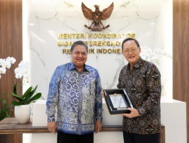 Menteri Koordinator Perekonomian Airlangga Hartarto saat menerima  Menteri Tenaga Kerja dan Menteri Kedua Perdagangan dan Industri Singapura Dr Tan See Leng. (Foto: Humas Kemenko Perekonomian)