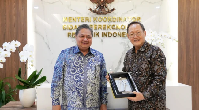 Menteri Koordinator Perekonomian Airlangga Hartarto saat menerima  Menteri Tenaga Kerja dan Menteri Kedua Perdagangan dan Industri Singapura Dr Tan See Leng. (Foto: Humas Kemenko Perekonomian)