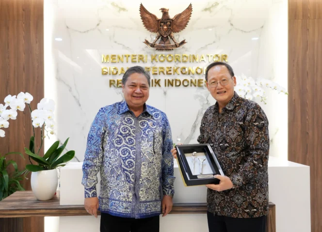 
					Menteri Koordinator Perekonomian Airlangga Hartarto saat menerima  Menteri Tenaga Kerja dan Menteri Kedua Perdagangan dan Industri Singapura Dr Tan See Leng. (Foto: Humas Kemenko Perekonomian)