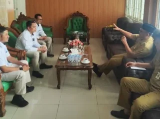 : Kepala Dinas Pertanian Kabupaten Boyolali, Joko Suhartono,saat menemui pengurus Kelompok Tani Desa Manggis Mojosongo
(Foto : humas Kementan)
