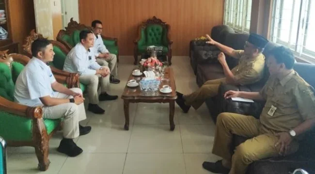 : Kepala Dinas Pertanian Kabupaten Boyolali, Joko Suhartono,saat menemui pengurus Kelompok Tani Desa Manggis Mojosongo
(Foto : humas Kementan)
