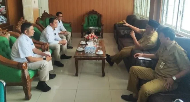 
					: Kepala Dinas Pertanian Kabupaten Boyolali, Joko Suhartono,saat menemui pengurus Kelompok Tani Desa Manggis Mojosongo
(Foto : humas Kementan)
