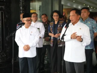 Mendagri Tito Karnavian didampingi Mendikdasmen Abdul Mu'ti saat memberikan keterangan kepada awak media  (Foto:; Puspen Kemendagri)