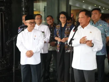 Mendagri Tito Karnavian didampingi Mendikdasmen Abdul Mu'ti saat memberikan keterangan kepada awak media  (Foto:; Puspen Kemendagri)