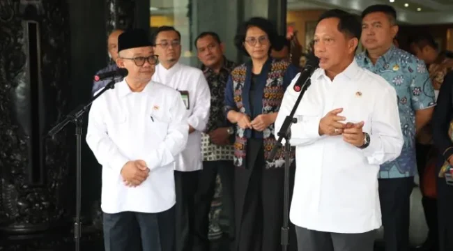 Mendagri Tito Karnavian didampingi Mendikdasmen Abdul Mu'ti saat memberikan keterangan kepada awak media  (Foto:; Puspen Kemendagri)