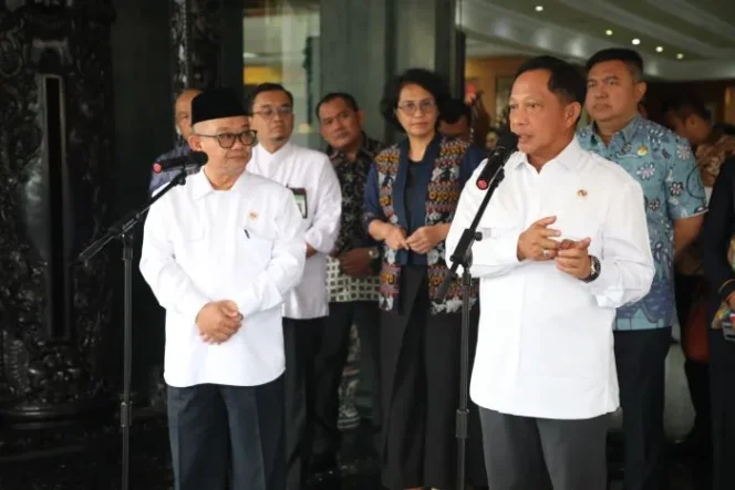 
					Mendagri Tito Karnavian didampingi Mendikdasmen Abdul Mu'ti saat memberikan keterangan kepada awak media  (Foto:; Puspen Kemendagri)