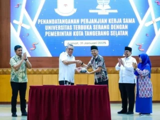 Wali Kota Tangerang Selatan, Benyamin Davnie saat memberikan cindera mata usai melakukan penandatanganan bersama Universitas Terbuka (Foto: Kabar Tangsel)