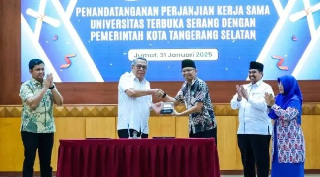 Wali Kota Tangerang Selatan, Benyamin Davnie saat memberikan cindera mata usai melakukan penandatanganan bersama Universitas Terbuka (Foto: Kabar Tangsel)