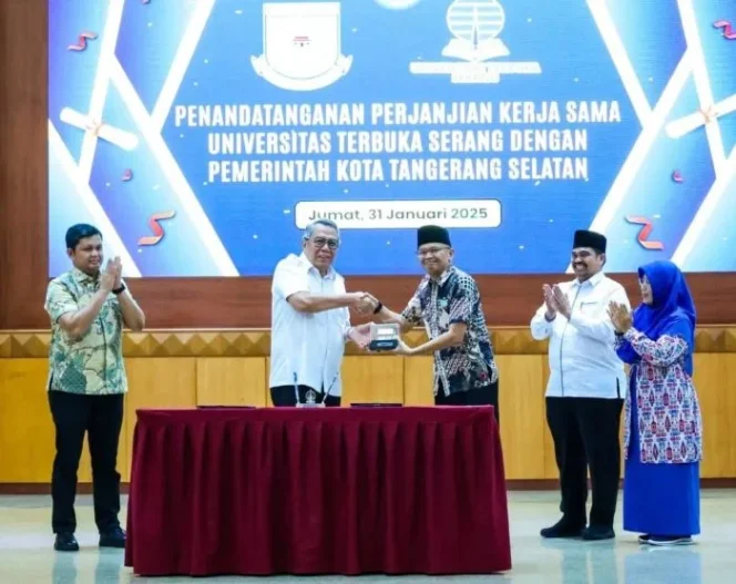 
					Wali Kota Tangerang Selatan, Benyamin Davnie saat memberikan cindera mata usai melakukan penandatanganan bersama Universitas Terbuka (Foto: Kabar Tangsel)