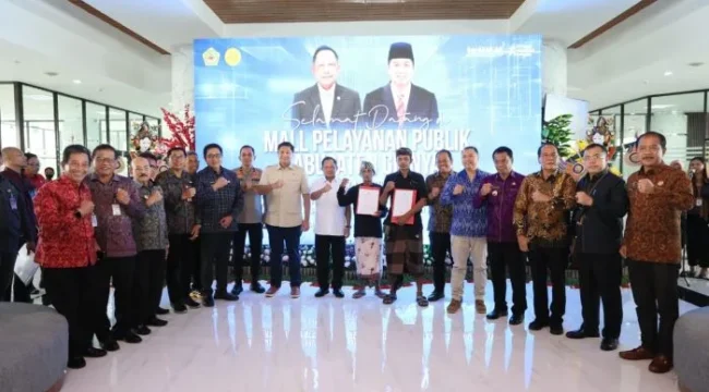 Mendagri Tito Karnavianbbersama Menteri Perumahan dan Kawasan Permukiman (PKP) Maruarar Sirait saat foto bersama dengan jajaran Pemprov Bali .(foto: Puspen Kemendagri)