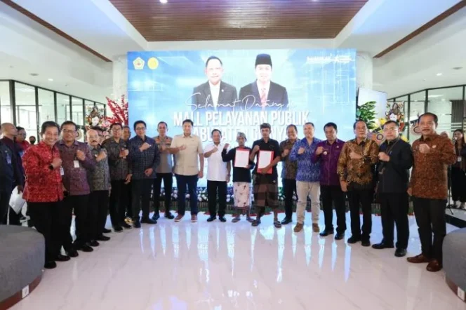 
					Mendagri Tito Karnavianbbersama Menteri Perumahan dan Kawasan Permukiman (PKP) Maruarar Sirait saat foto bersama dengan jajaran Pemprov Bali .(foto: Puspen Kemendagri)
