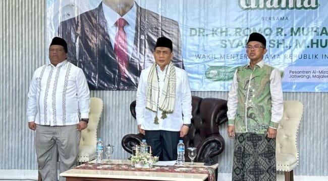 Wakil Menteri Agama RI, Dr. Romo H.R. Muhammad Syafii (tengah) didampingi Kiai Maman (kiri) saat berkunjung ke Ponpes Al Mizan Jatiwangi Majalengka. (Foto : Ist)