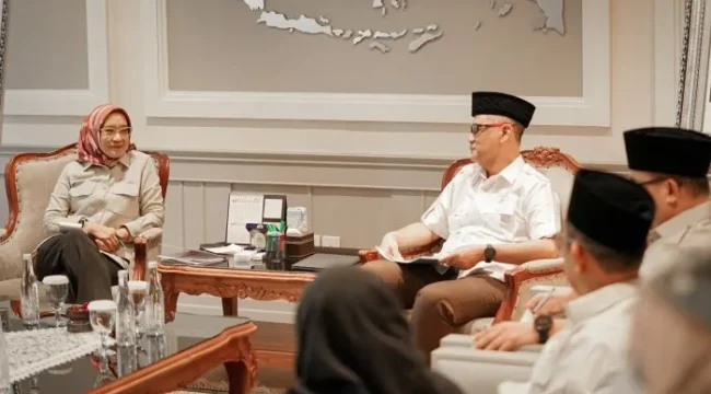 Kepala BP Haji, Moch. Irfan Yusuf saat berdialog bersama  Menteri PANRB Rini Widyantini  (Foto : Humas BP Haji)