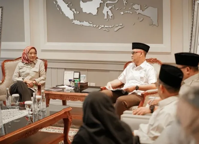 
Kepala BP Haji, Moch. Irfan Yusuf saat berdialog bersama  Menteri PANRB Rini Widyantini  (Foto : Humas BP Haji)