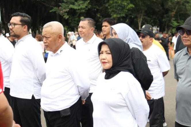 
					Pasangan Bupati dan Wakil Bupati Malang terpilih, Sanusi dan Lathifah Shohib saat mengikuti Gladi Kotor di Monas  ( Foto :Prokopim humas Pemkab Malang)