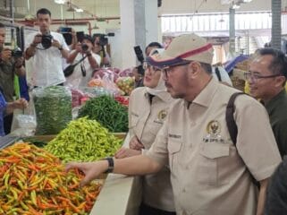 Anggota Komisi IV DPR RI Firman Soebagyo saat beramah tamah dengan pedagang di Pasar Johar Semarang. (Foto { Istimewa)