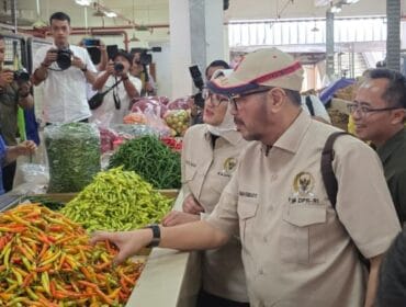 Anggota Komisi IV DPR RI Firman Soebagyo saat beramah tamah dengan pedagang di Pasar Johar Semarang. (Foto { Istimewa)
