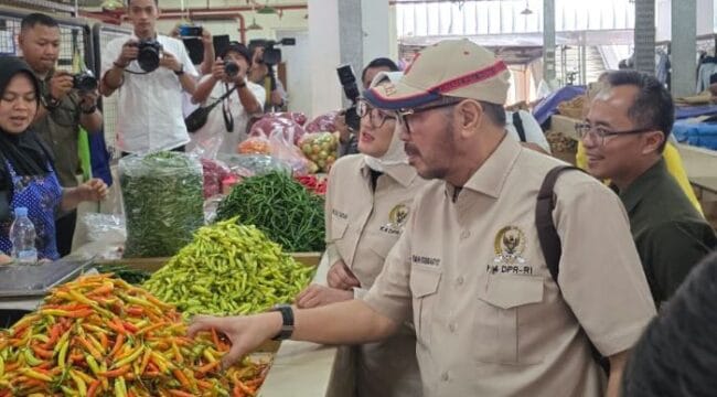 Anggota Komisi IV DPR RI Firman Soebagyo saat beramah tamah dengan pedagang di Pasar Johar Semarang. (Foto { Istimewa)