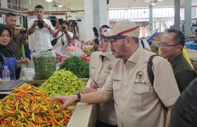 
					Anggota Komisi IV DPR RI Firman Soebagyo saat beramah tamah dengan pedagang di Pasar Johar Semarang. (Foto { Istimewa)