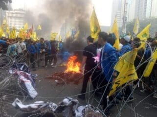 Aksi Indonesia Gelap di Pelantikan Kepala Daerah terpilih di Instana Negara. ( Foto : Dok Gunawan/jejaknarasi.id.)