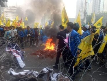 Aksi Indonesia Gelap di Pelantikan Kepala Daerah terpilih di Instana Negara. ( Foto : Dok Gunawan/jejaknarasi.id.)