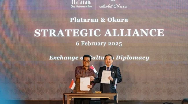 CEO & Founder Plataran Indonesia Mr. Yozua Makes (kiri) dan Presiden Hotel Okura Toshihiro Ogita (kanan) usai penandatanganan MoU  (Foto : Plataran Indonesia )

