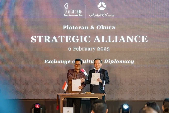 
					CEO & Founder Plataran Indonesia Mr. Yozua Makes (kiri) dan Presiden Hotel Okura Toshihiro Ogita (kanan) usai penandatanganan MoU  (Foto : Plataran Indonesia )

