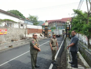PJ Walikota Batu Apresiasi PKL Yang Membongkar Lapak Dagangannya Sendiri (Foto : Jalaludin - Jejaknarasi.id)