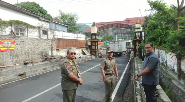 PJ Walikota Batu Apresiasi PKL Yang Membongkar Lapak Dagangannya Sendiri (Foto : Jalaludin - Jejaknarasi.id)