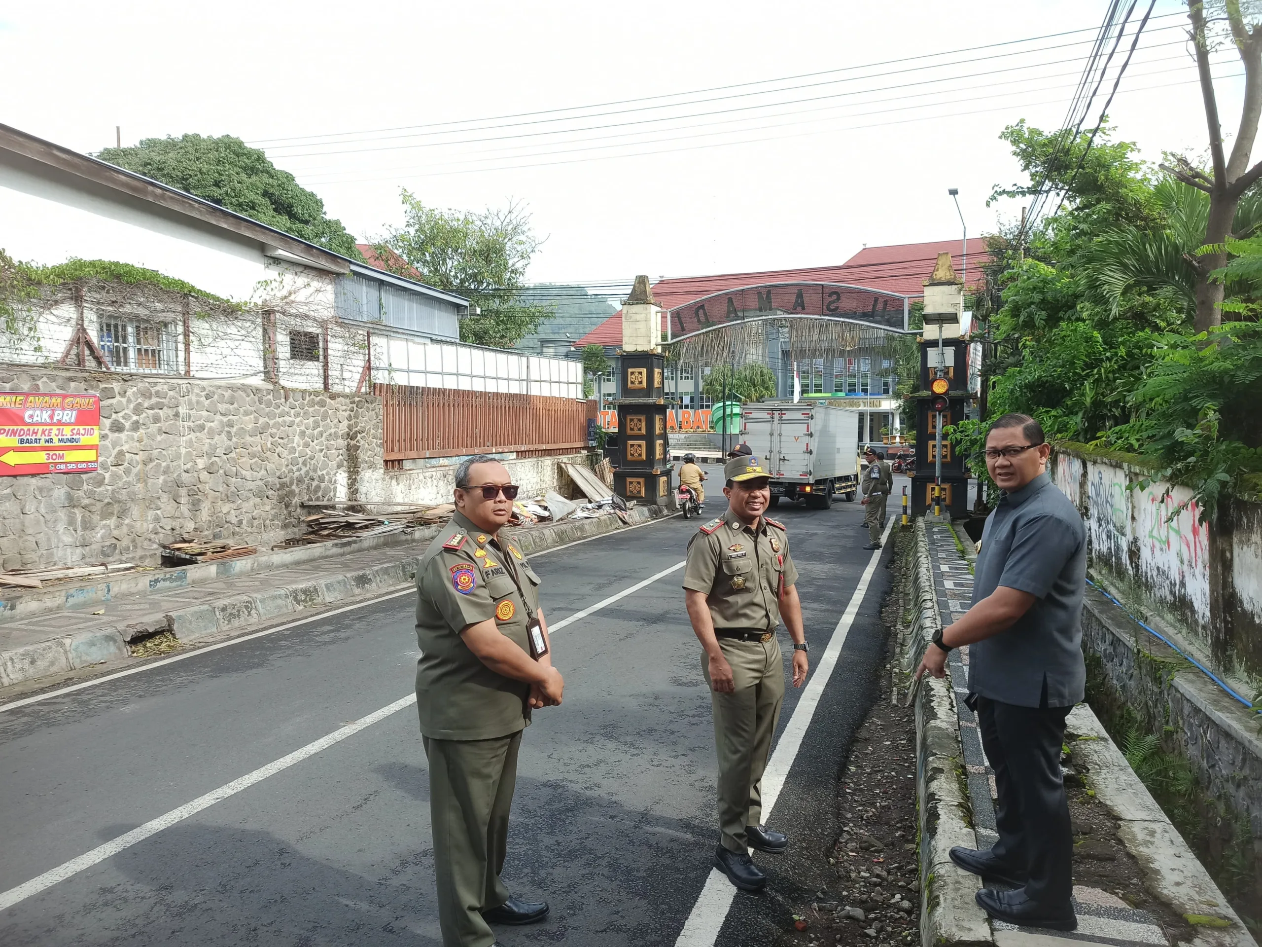 PJ Walikota Batu Apresiasi PKL Yang Membongkar Lapak Dagangannya Sendiri (Foto : Jalaludin - Jejaknarasi.id)
