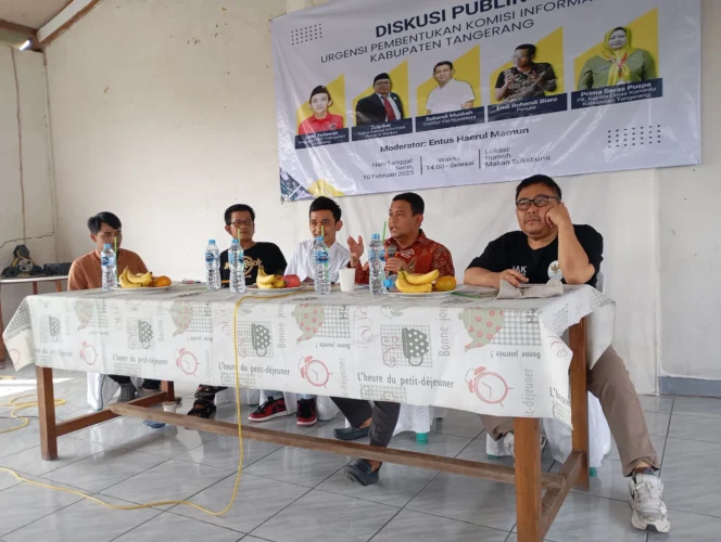 
					Diskusi Publik dengan tema 