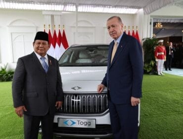 Presiden RI Prabowo dan Presiden Turki Erdogan di depan mobil listrik Togg T10X (Foto : Istimewa)