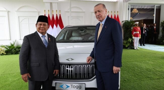 Presiden RI Prabowo dan Presiden Turki Erdogan di depan mobil listrik Togg T10X (Foto : Istimewa)