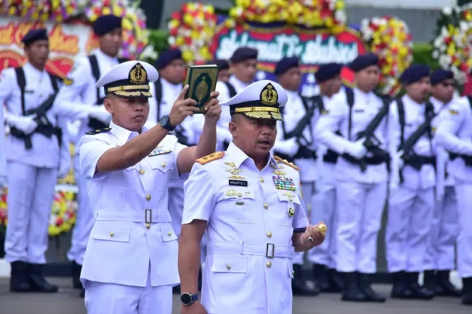 
					Sertijab Empat Perwira Tinggi TNI AL (Foto: Dispen Kormar TNI Angkatan Laut)