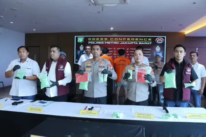 
Konferensi Pers penangkapan jaringan narkoba antar provinsi dengan barang bukti sebanyak 14.000 butir pil ekstasi (Foto: Humas Polres Metro Jakarta Barat)