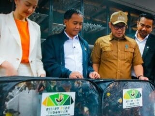 Wawali Tangsel Pilar Saga Ichsan saat mendampingi Menteri Kehutanan Raja Juli Antoni saat meresmikan Aviary Park Indonesia ( Foto: IG Humas Tangsel)