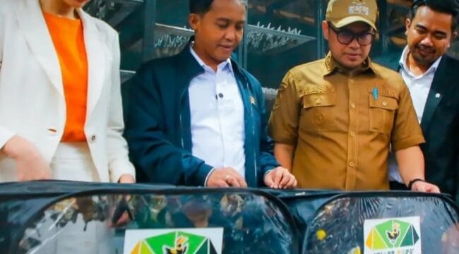 Wawali Tangsel Pilar Saga Ichsan saat mendampingi Menteri Kehutanan Raja Juli Antoni saat meresmikan Aviary Park Indonesia ( Foto: IG Humas Tangsel)