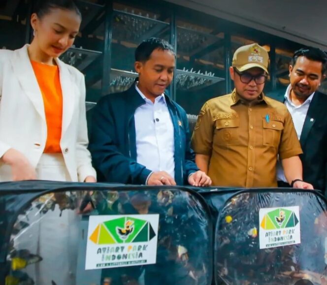 
					Wawali Tangsel Pilar Saga Ichsan saat mendampingi Menteri Kehutanan Raja Juli Antoni saat meresmikan Aviary Park Indonesia ( Foto: IG Humas Tangsel)