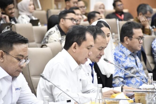 
					Ketua KPPU Fanshurullah Asa saat mengikuti Rapat Dengar Pendapat (RDP) bersama Komisi VI DPR RI. (Foto: Humas KPPU)