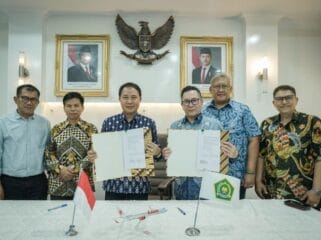 i Dirjen PHU Hilman Latief dan Direktur Utama PT Lion Mentari, Rudy Lumingkewas foto bersama usai penandatangan kerjasama. (Foto : Humas PHU)