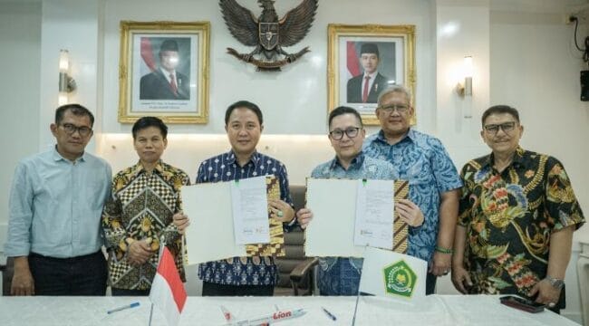 i Dirjen PHU Hilman Latief dan Direktur Utama PT Lion Mentari, Rudy Lumingkewas foto bersama usai penandatangan kerjasama. (Foto : Humas PHU)