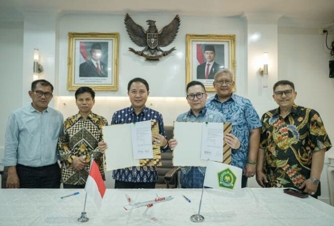 
					i Dirjen PHU Hilman Latief dan Direktur Utama PT Lion Mentari, Rudy Lumingkewas foto bersama usai penandatangan kerjasama. (Foto : Humas PHU)