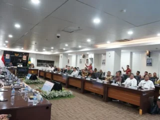 Menteri Pertanian (Mentan) Andi Amran Sulaiman  saat bertemu dengan kepala daerah se-Provinsi Nusa Tenggara Timur (NTT) di Kantor Pusat Kementerian Pertanian (Kementan) pada Rabu (5/2/2025). (foto : Humas Kementan)