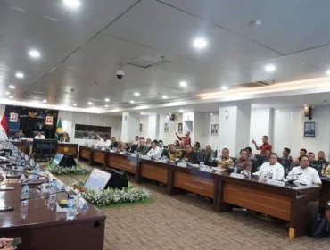 Menteri Pertanian (Mentan) Andi Amran Sulaiman  saat bertemu dengan kepala daerah se-Provinsi Nusa Tenggara Timur (NTT) di Kantor Pusat Kementerian Pertanian (Kementan) pada Rabu (5/2/2025). (foto : Humas Kementan)