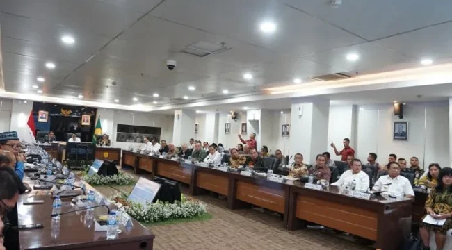 Menteri Pertanian (Mentan) Andi Amran Sulaiman  saat bertemu dengan kepala daerah se-Provinsi Nusa Tenggara Timur (NTT) di Kantor Pusat Kementerian Pertanian (Kementan) pada Rabu (5/2/2025). (foto : Humas Kementan)