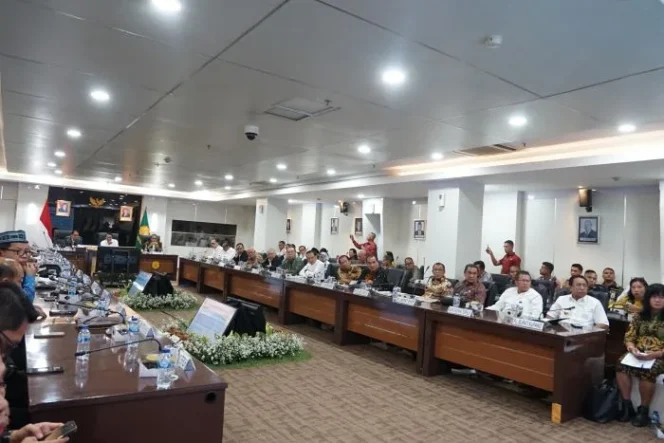 
					Menteri Pertanian (Mentan) Andi Amran Sulaiman  saat bertemu dengan kepala daerah se-Provinsi Nusa Tenggara Timur (NTT) di Kantor Pusat Kementerian Pertanian (Kementan) pada Rabu (5/2/2025). (foto : Humas Kementan)