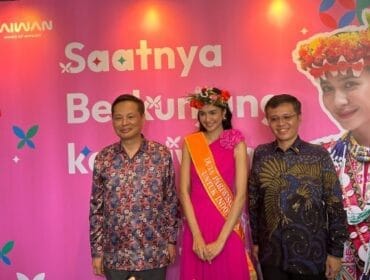 Artis Mikha Tambayong (tengah) didaulat menjadi Duta Pariwisata Taiwan (Foto : Ist)