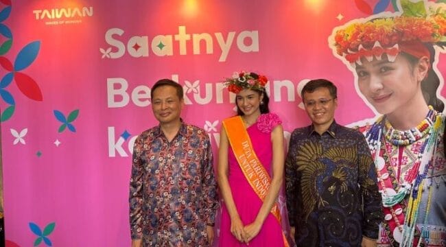 Artis Mikha Tambayong (tengah) didaulat menjadi Duta Pariwisata Taiwan (Foto : Ist)