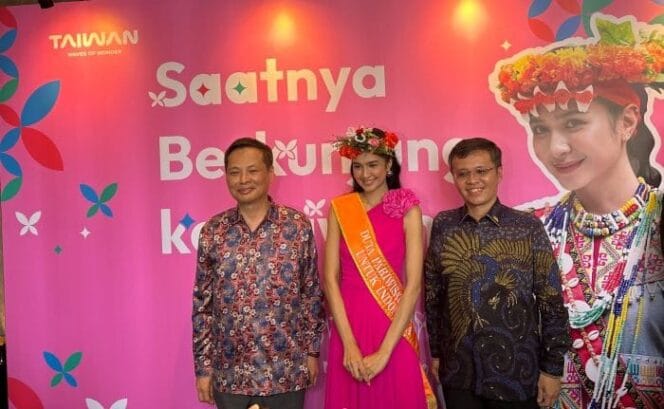 
					Artis Mikha Tambayong (tengah) didaulat menjadi Duta Pariwisata Taiwan (Foto : Ist)