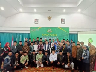 Anggota Komisi VIII DPR RI sekaligus Wakil Sekretaris Dewan Syuro DPP PKB KH Maman Imanulhaq (Tengah Berompi) foro bersama dengan jajaran pengurus LASQI  Jawa Barat usai Rapat Pleno. (Foto : Istimewa)